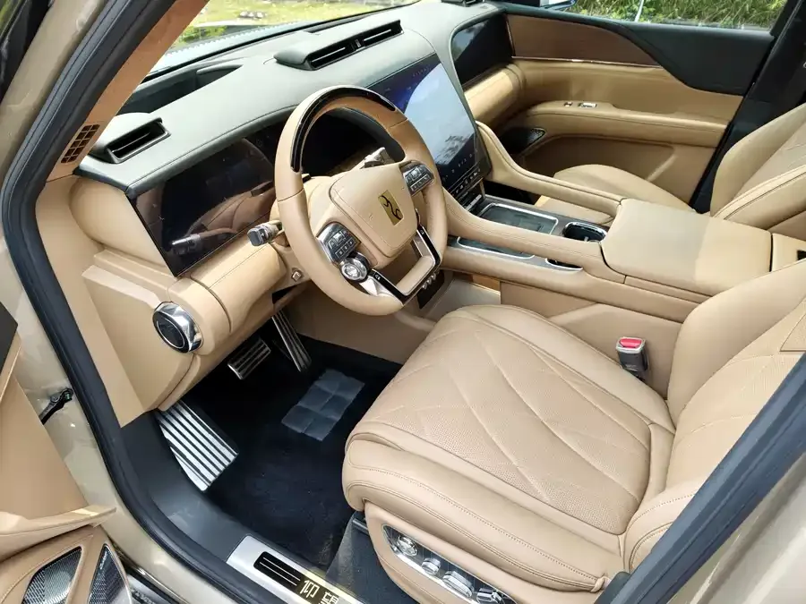 BYD U8 L Looking up at the 2025 U8 L Dingshi Edition 2025 — миниатюра 4
