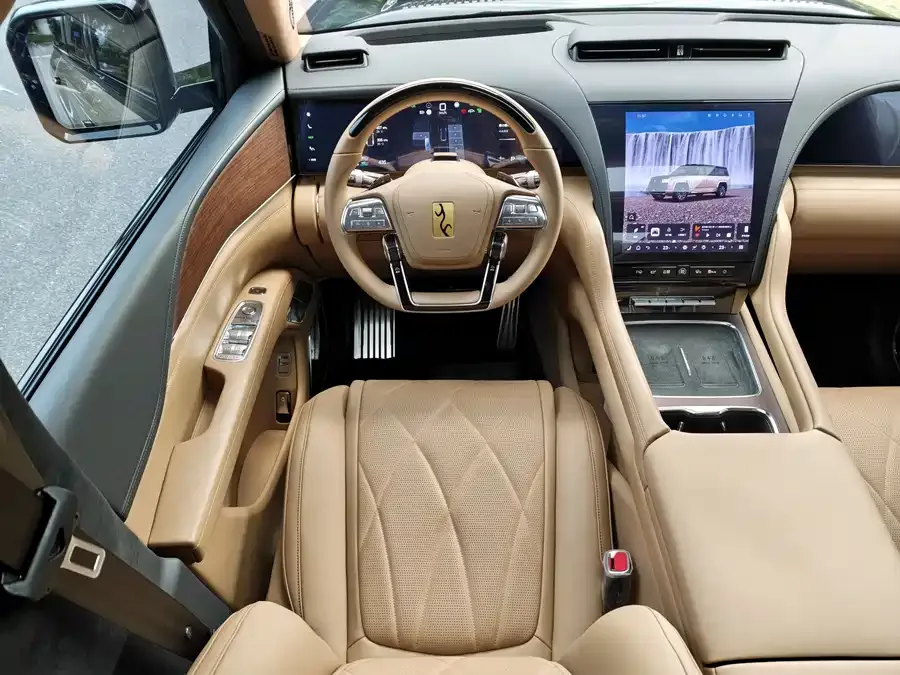 BYD U8 L Looking up at the 2025 U8 L Dingshi Edition 2025 — миниатюра 5