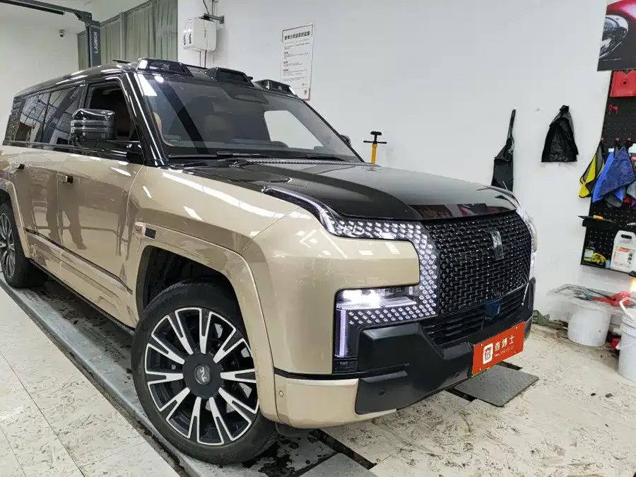 BYD U8 L Looking up at the 2025 U8 L Dingshi Edition 2025 — миниатюра 2