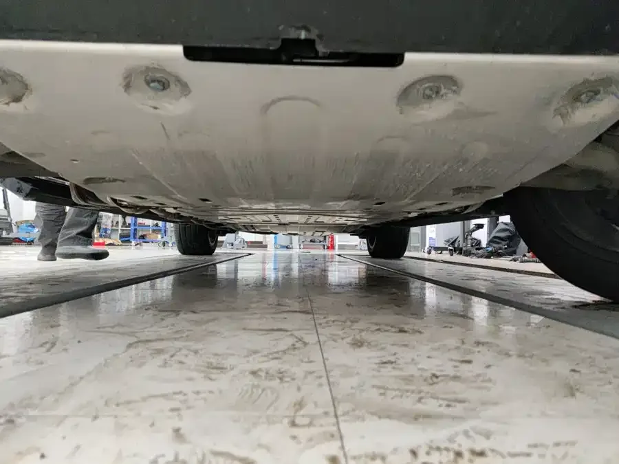 BYD U8 L Looking up at the 2025 U8 L Dingshi Edition 2025 — миниатюра 3