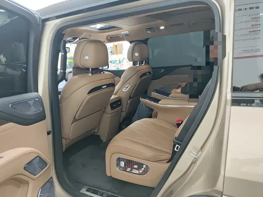 BYD U8 L Looking up at the 2025 U8 L Dingshi Edition 2025 — миниатюра 5
