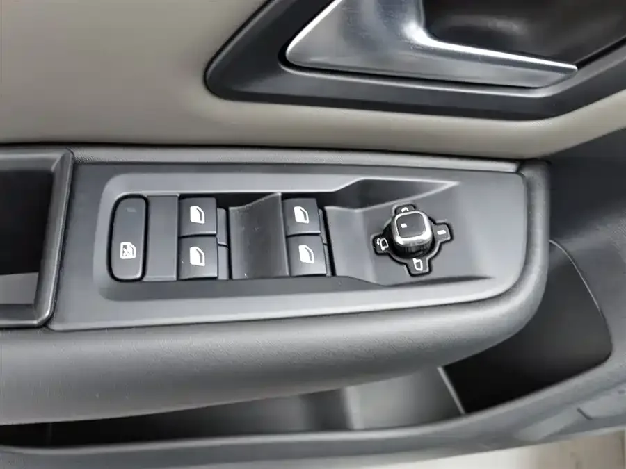 Citroen Versailles C5 X Versailles C5 X 2025 1.6T Overseas Edition 2025 — миниатюра 3