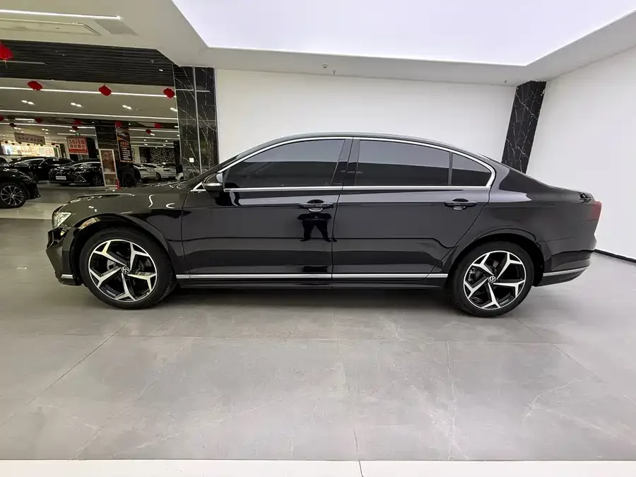 Volkswagen Magotan Magotan 2023 2 million commemorative edition 330TSI DSG leading model 2023 — миниатюра 2