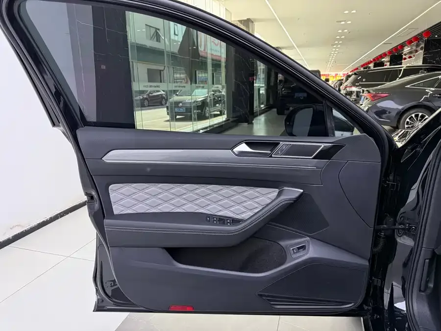 Volkswagen Magotan Magotan 2023 2 million commemorative edition 330TSI DSG leading model 2023 — миниатюра 3