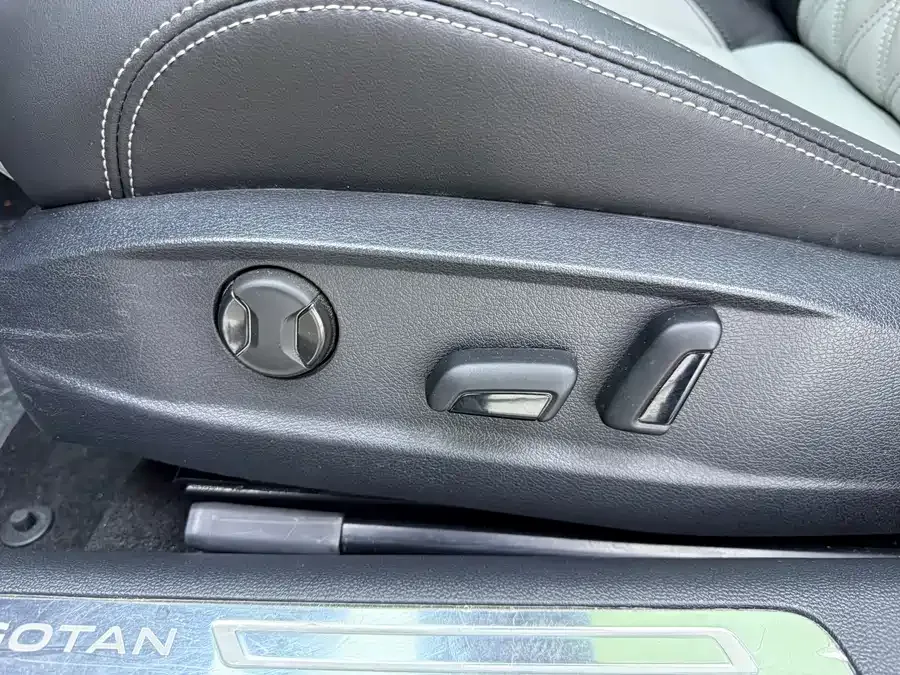Volkswagen Magotan Magotan 2023 2 million commemorative edition 330TSI DSG leading model 2023 — миниатюра 5