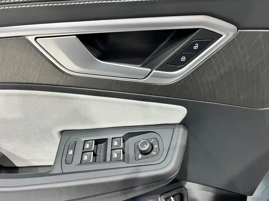 Volkswagen Talagon 2026 Range Rover 450TSI AWD Flagship 6-Seater 2025 — миниатюра 5