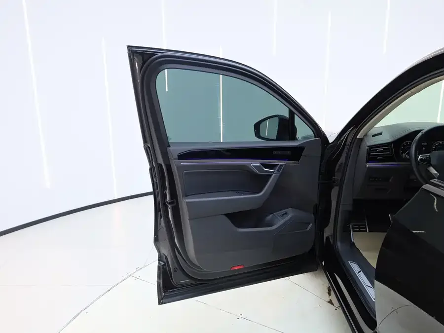 Volkswagen Touareg Touareg 2022 3.0TSI Ruixiang Edition Obsidian Sports Package 2023 — миниатюра 3