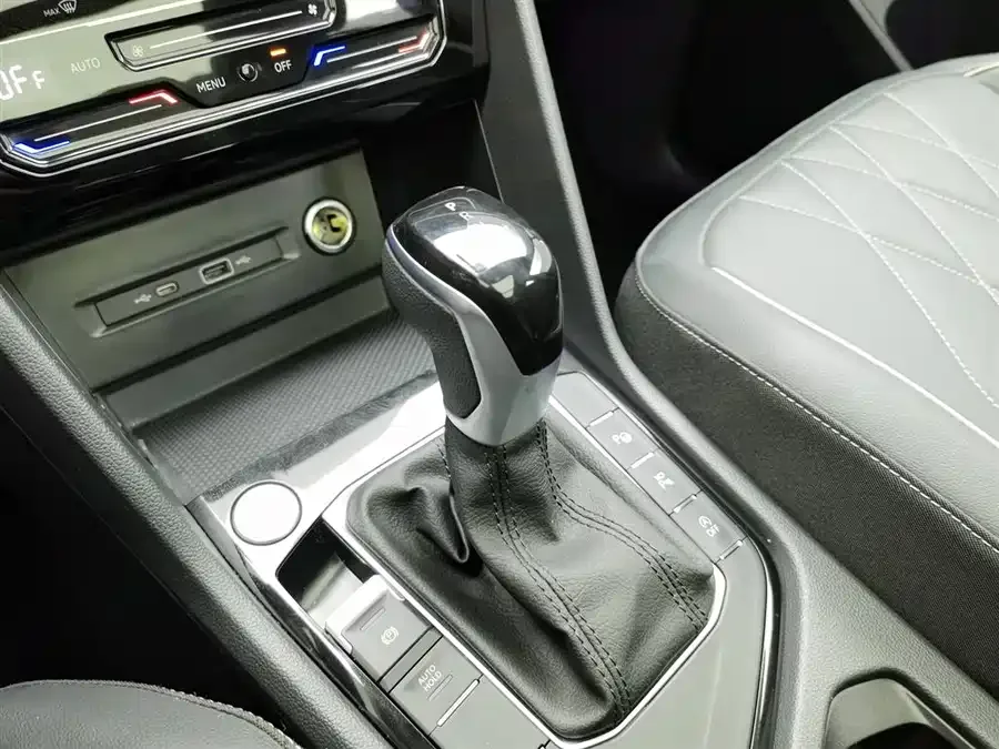 Volkswagen Tiguan L Tiguan L 2024 Outstanding Model 330TSI Automatic Two-Wheel Drive R-Line Dragon Glory Edition 2024 — миниатюра 4