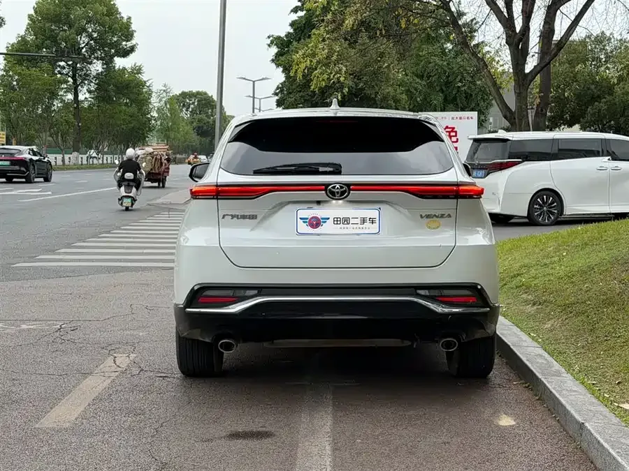 Toyota Venza Venza 2022 2.0L CVT 2WD Luxury Edition 2023 — миниатюра 2