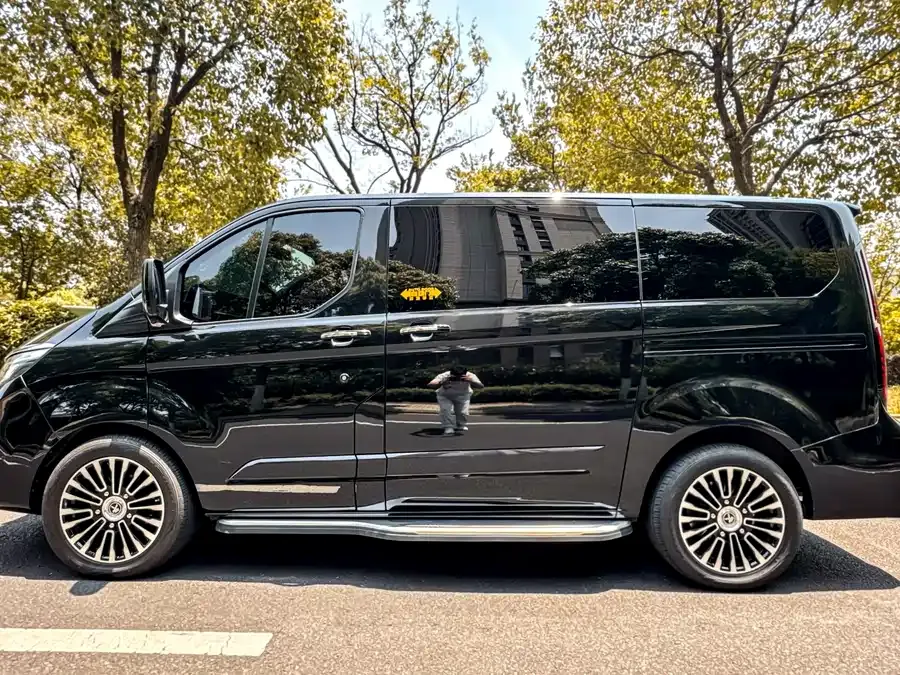 Ford Tourneo Tourneo 2024 2.0T Automatic Premium Plus Edition 2025 — миниатюра 5
