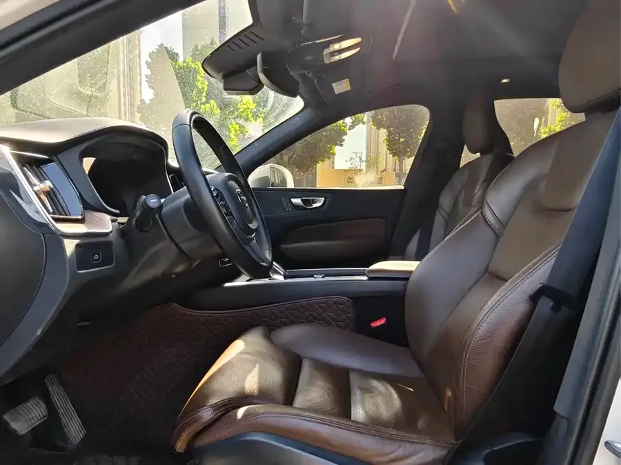 Volvo XC60 2023 B5 4WD Zhiyuan Luxury Edition 2023 — миниатюра 4
