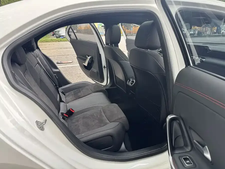 Mercedes-Benz Class A Mercedes-Benz A-Class 2024 A 200 L Fashion Edition 2024 — миниатюра 2