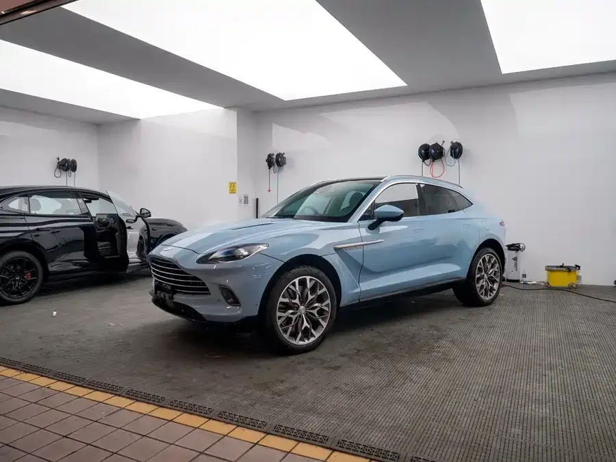 Aston Martin DBX 2022