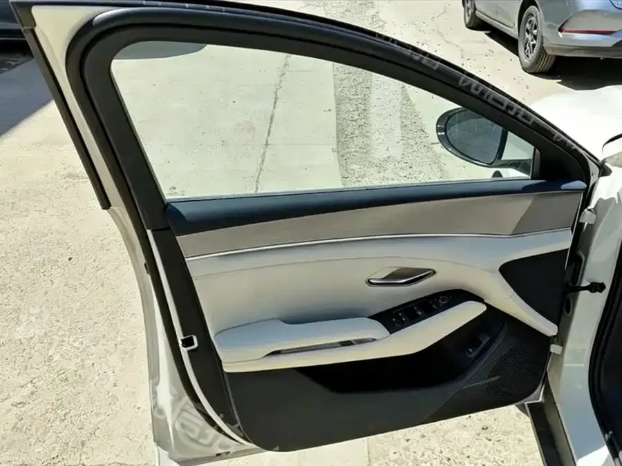 BYD Qin L Qin L 2026 DM-i 210KM Cloud Carriage Edition 2026 — миниатюра 2