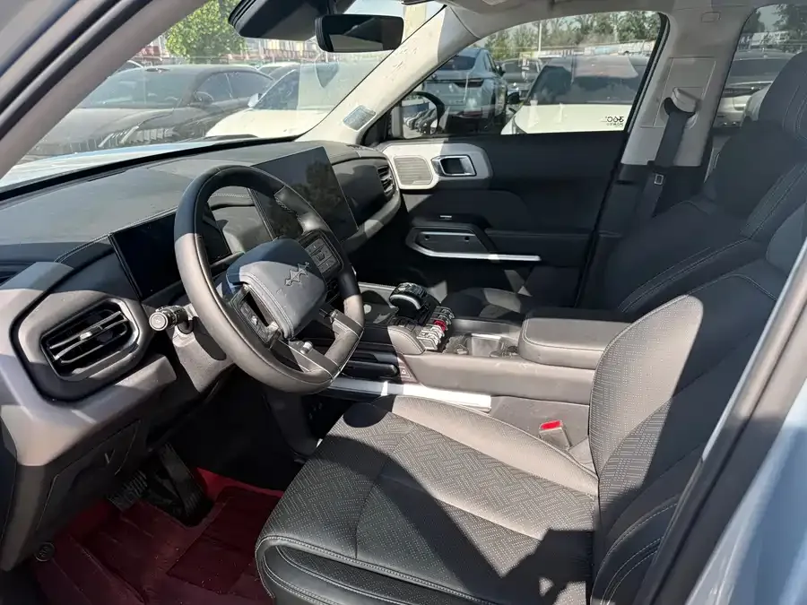 BYD Leopard Titanium 3 Titanium 3 2025 501KM 4WD Ultra Edition 2025 — миниатюра 4