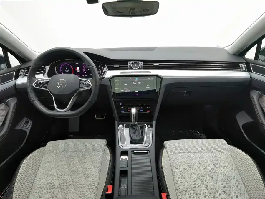 Volkswagen Magotan Magotan 2023 2 million commemorative edition 330TSI DSG luxury model 2023 — миниатюра 2
