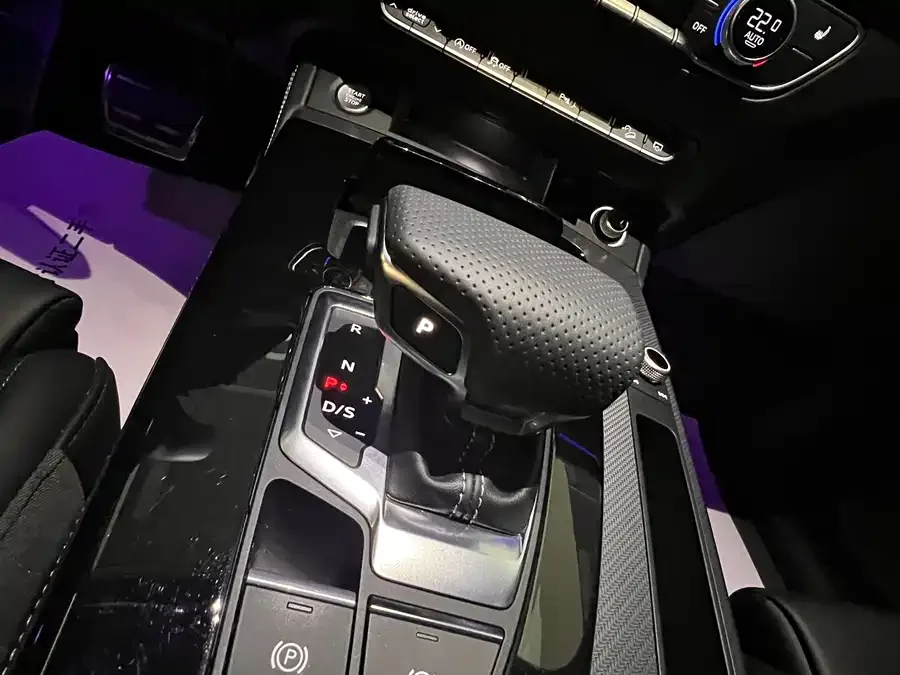 Audi Q5L 2025 45th Anniversary Collector's Edition 40 TFSI Luxury Dynamic Edition 2025 — миниатюра 3
