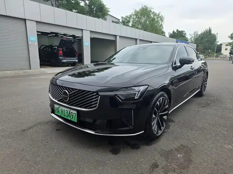 Volvo S90 plug-in hybrid 2025