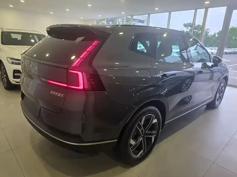 Volvo XC70 plug-in hybrid 2026 four-wheel drive long-range Core 2026 — миниатюра 2