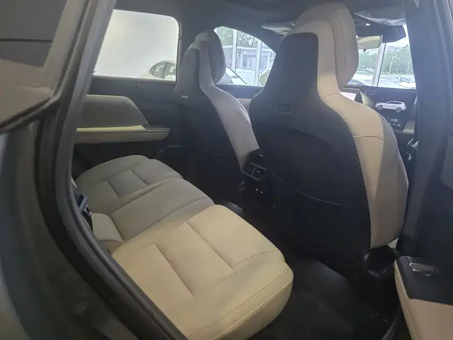 Volvo XC70 plug-in hybrid 2026 four-wheel drive long-range Core 2026 — миниатюра 3
