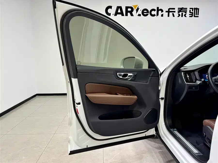 Volvo XC60 2025 B5 4WD Zhiyi Luxury Edition 2025 — миниатюра 5