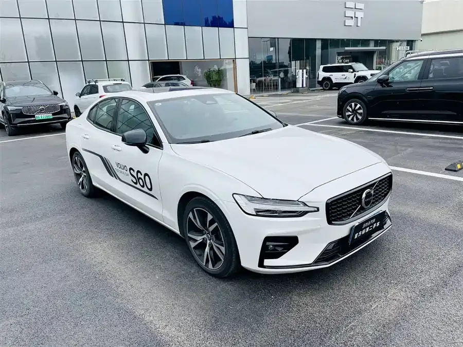 Volvo S60 2025 B5 Smart Sports Edition 2024 — миниатюра 2