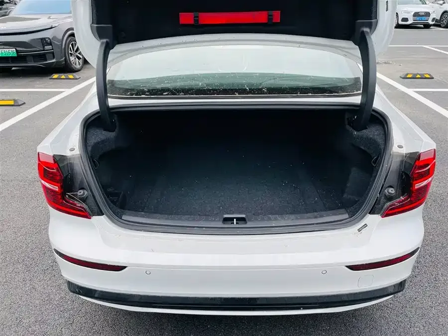 Volvo S60 2025 B5 Smart Sports Edition 2024 — миниатюра 3