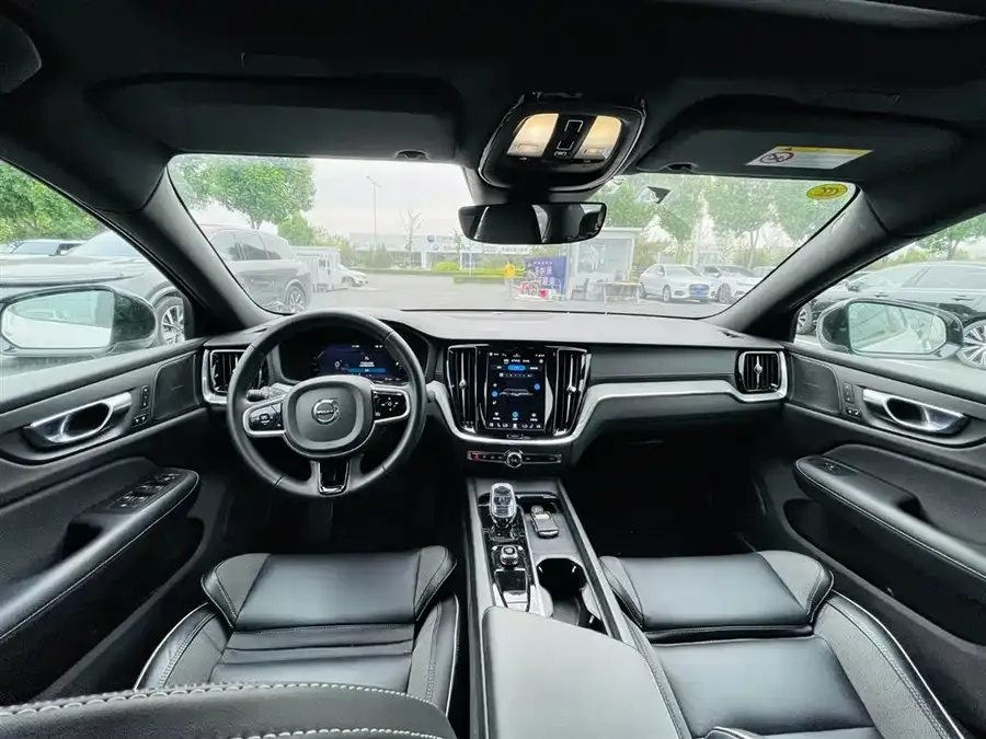 Volvo S60 2025 B5 Smart Sports Edition 2024 — миниатюра 4