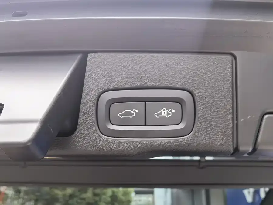 Volvo XC60 Plug-in Hybrid 2024 T8 Plug-in Hybrid Long-range 4WD Zhiyuan Polar Night Edition 2024 — миниатюра 3