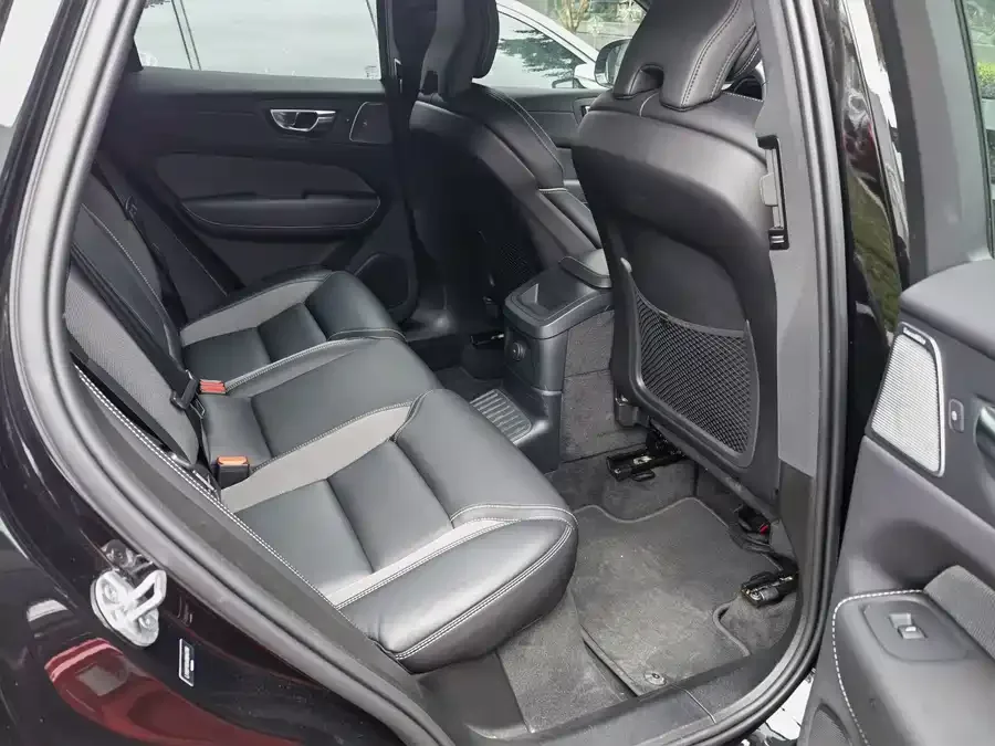 Volvo XC60 Plug-in Hybrid 2024 T8 Plug-in Hybrid Long-range 4WD Zhiyuan Polar Night Edition 2024 — миниатюра 4