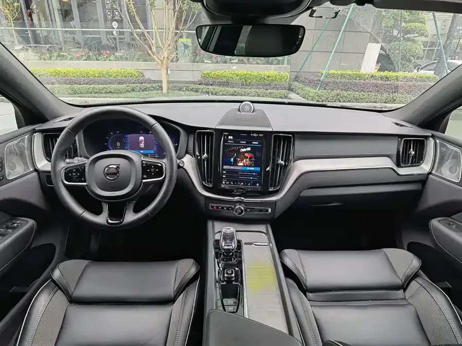 Volvo XC60 Plug-in Hybrid 2024 T8 Plug-in Hybrid Long-range 4WD Zhiyuan Polar Night Edition 2024 — миниатюра 5