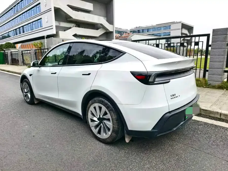 Tesla Model Y Model Y 2025 rear-wheel drive version 2025 — миниатюра 3