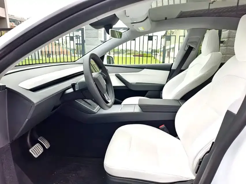 Tesla Model Y Model Y 2025 rear-wheel drive version 2025 — миниатюра 4