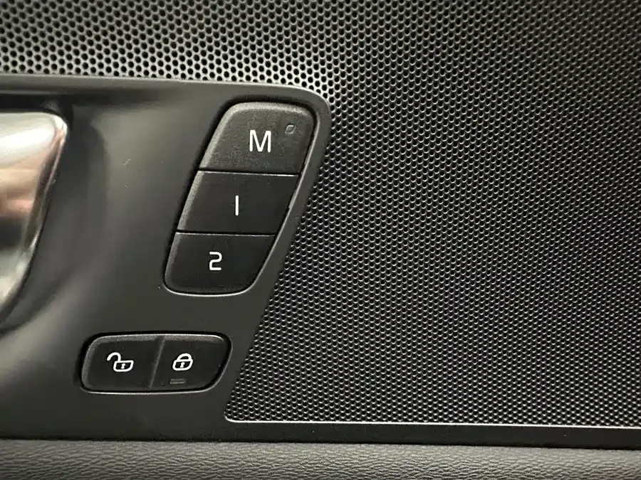 Volvo XC60 2025 B5 4WD Zhiyi Luxury Edition 2025 — миниатюра 4