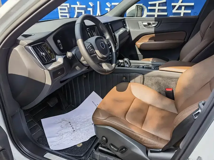 Volvo XC60 2023 B5 4WD Zhiyi Luxury Edition 2022 — миниатюра 2