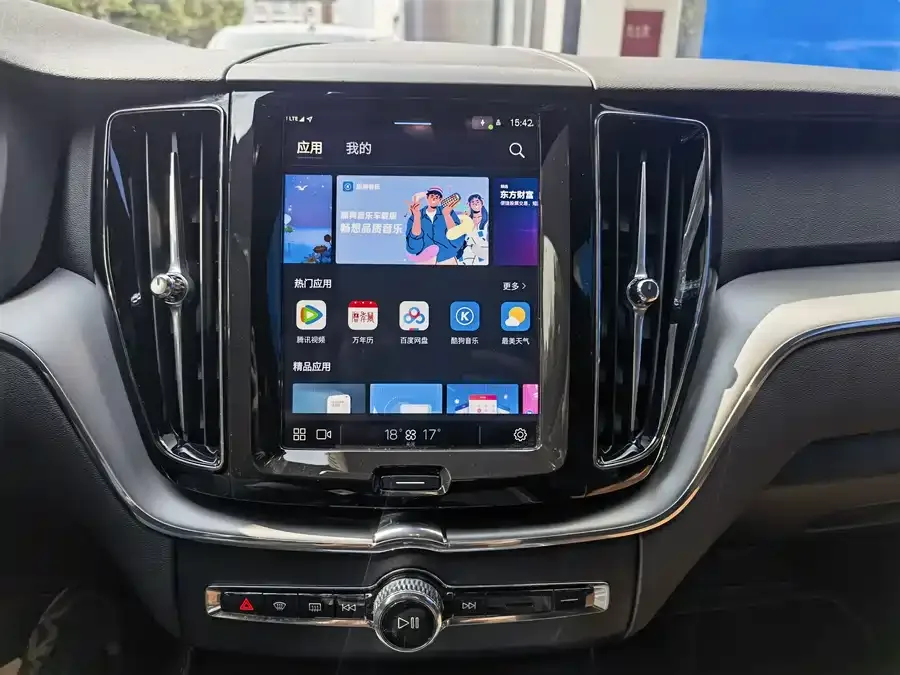Volvo XC60 2023 B5 4WD Zhiyi Luxury Edition 2022 — миниатюра 3