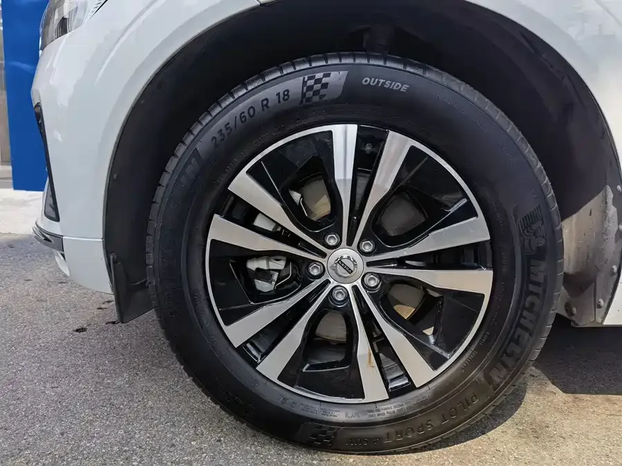 Volvo XC60 2023 B5 4WD Zhiyi Luxury Edition 2022 — миниатюра 4