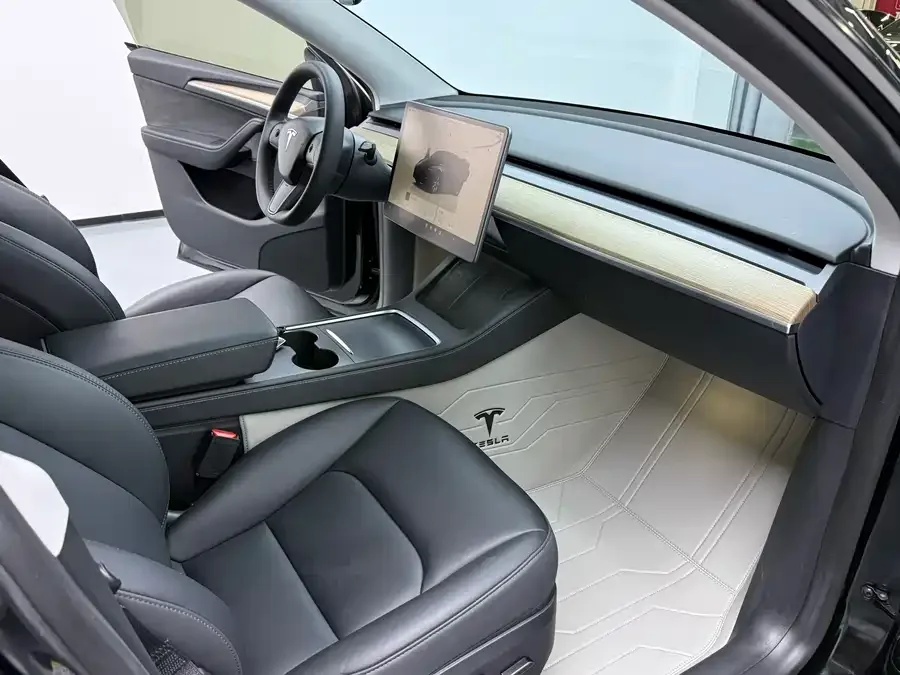 Tesla Model Y Model Y 2022 facelift rear-wheel drive version 2023 — миниатюра 5