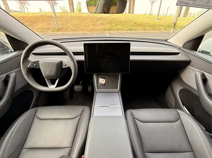 Tesla Model Y Model Y 2025 rear-wheel drive version 2025 — миниатюра 2