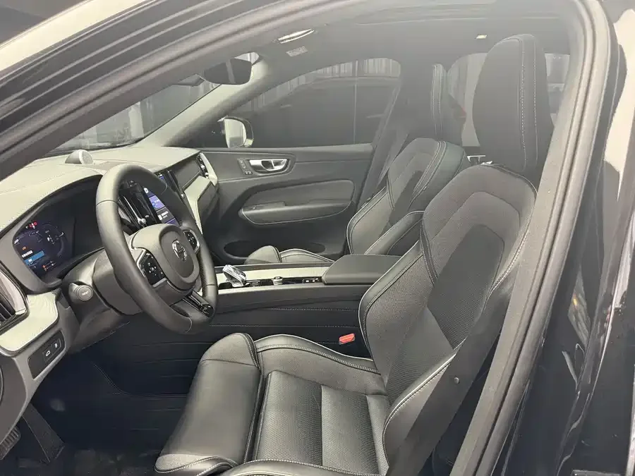 Volvo XC60 Plug-in Hybrid 2024 T8 Plug-in Hybrid Long-range 4WD Zhiyuan Polar Night Edition 2024 — миниатюра 2