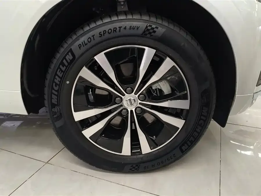 Volvo XC60 2025 B5 4WD Zhiyi Luxury Edition 2025 — миниатюра 5