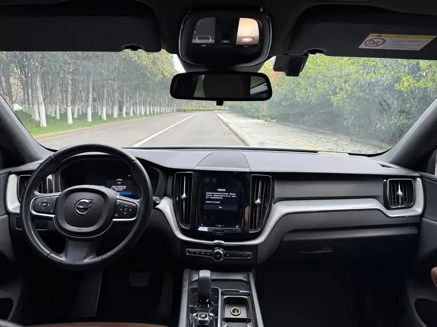 Volvo XC60 2023 B5 4WD Zhiyi Luxury Edition 2022 — миниатюра 2