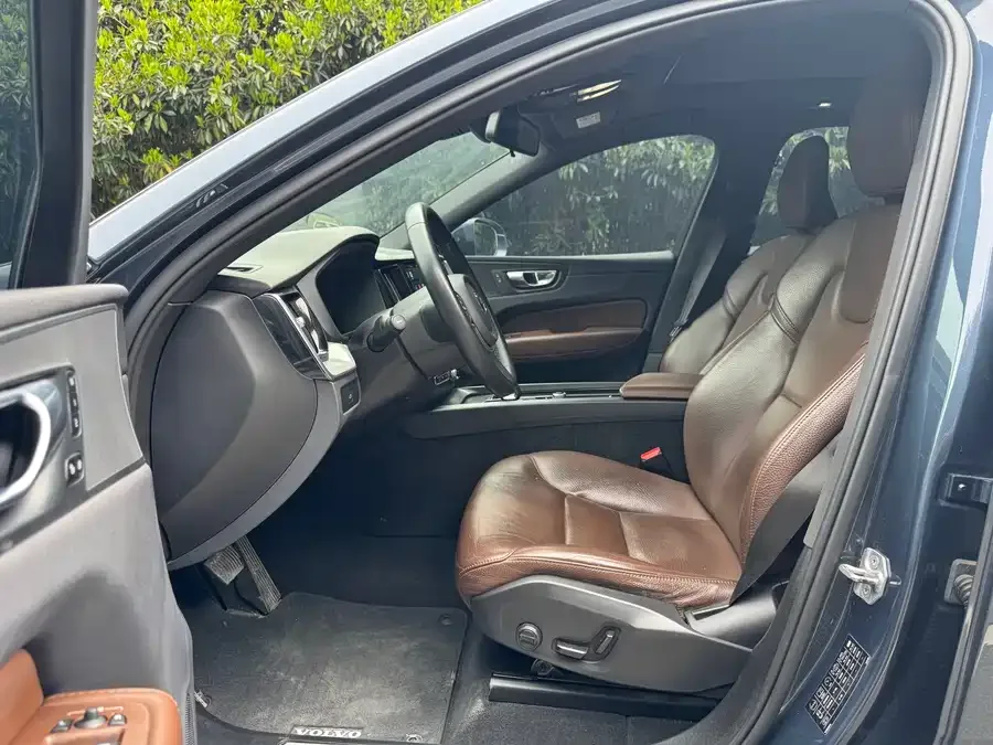 Volvo XC60 2023 B5 4WD Zhiyi Luxury Edition 2022 — миниатюра 4