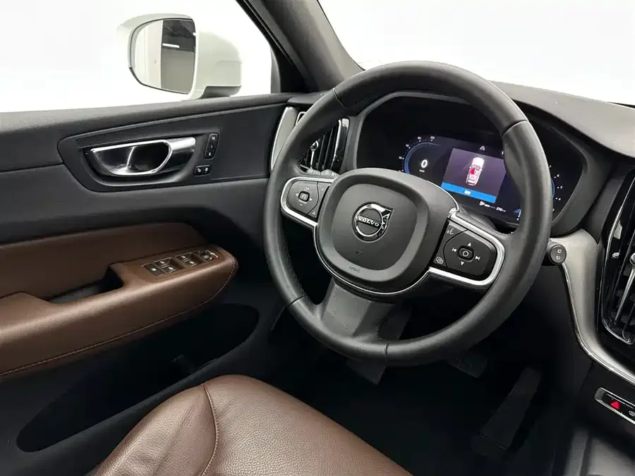 Volvo XC60 2024 B5 4WD Zhiyi Luxury Edition 2024 — миниатюра 3