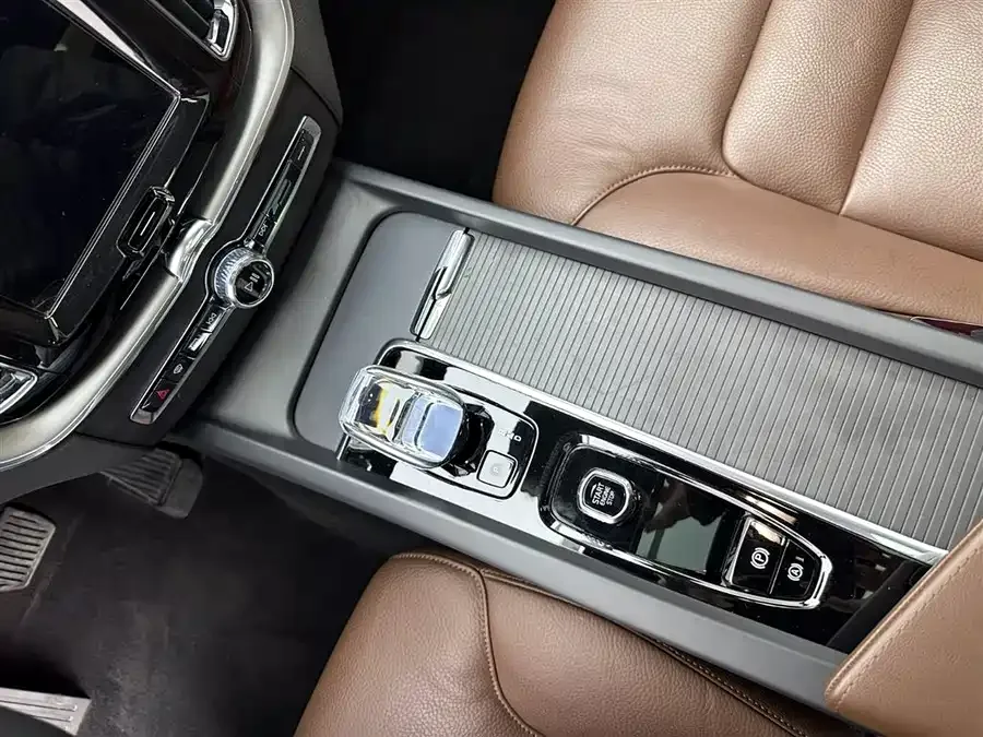 Volvo XC60 2024 B5 4WD Zhiyi Luxury Edition 2024 — миниатюра 4