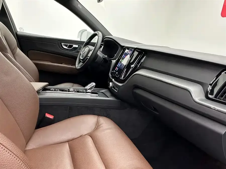 Volvo XC60 2024 B5 4WD Zhiyi Luxury Edition 2024 — миниатюра 5