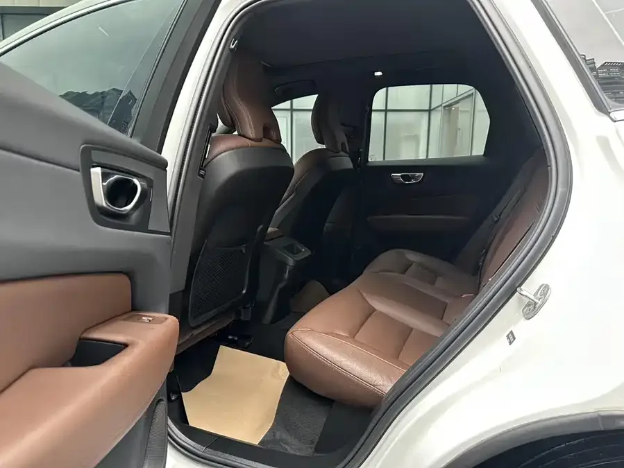 Volvo XC60 2025 B5 4WD Zhiyi Luxury Edition 2024 — миниатюра 2