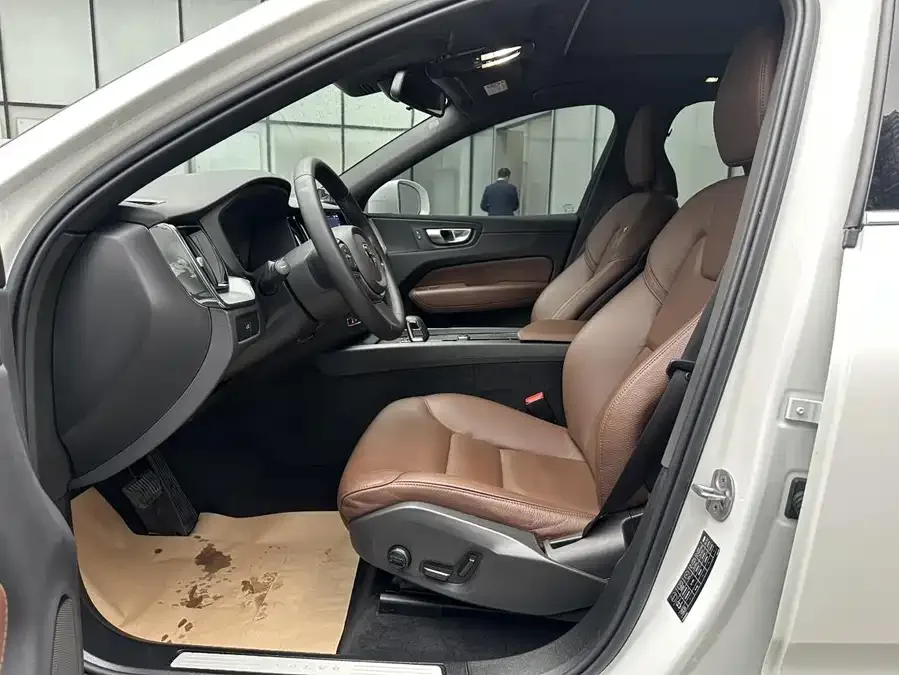 Volvo XC60 2025 B5 4WD Zhiyi Luxury Edition 2024 — миниатюра 3