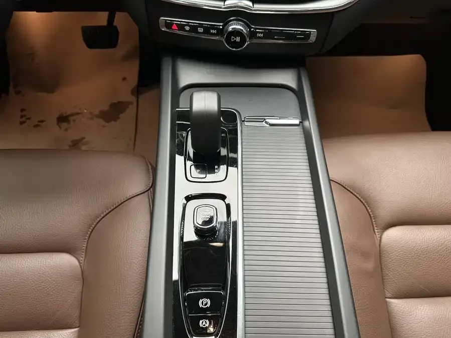 Volvo XC60 2025 B5 4WD Zhiyi Luxury Edition 2024 — миниатюра 4
