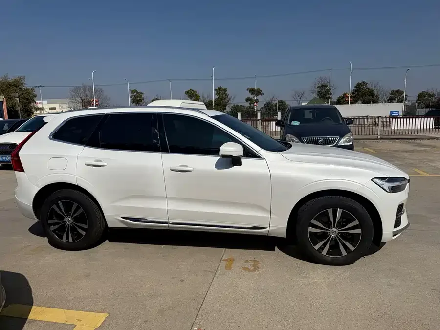 Volvo XC60 2023 B5 4WD Zhiyi Luxury Edition 2023 — миниатюра 2